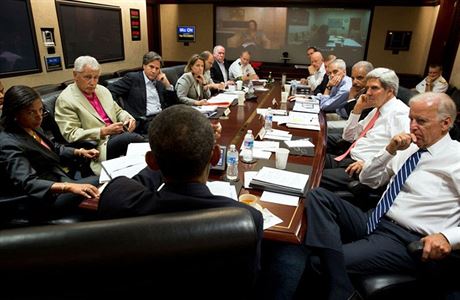 Prezident Obama v tzv. Situation room e se svmi bezpenostnmi poradci...