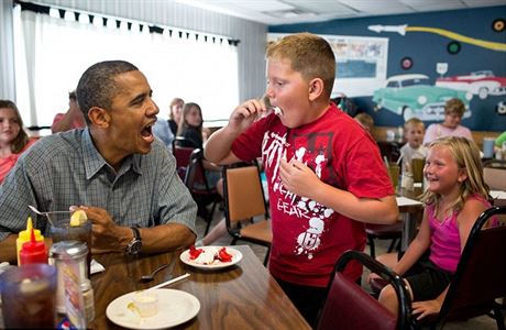 Barrack Obama sdl svj jahodov kol s chlapcem ve koln jdeln v Kozy...