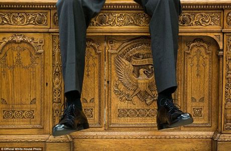 Prezident sedc na stole v Ovln pracovn.