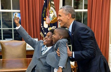 Prezident fotc si selfie s bratry Haynesovmi, kerm je jedenct a tyi roky.