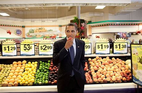 Prezident Obama j nektarinku bhem setkn s obany v supermarketu ve stt...