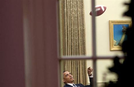 Prezident Obama si hraje s mem na americk fotbal v Ovln pracovn