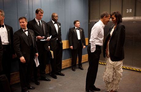 Prezident Obama a prvn dma maj soukromou chvilku bhem cesty na ples zatmco...