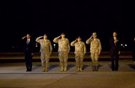 Prezident Obama, Eric Holder a amerit vojci vzdvaj hold osmncti padlm v...