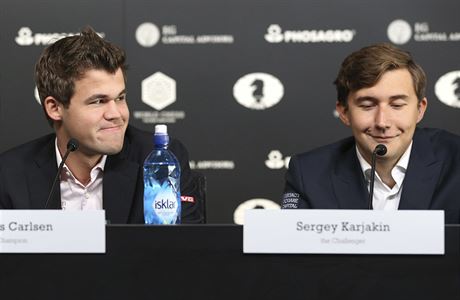 Velmisti Magnus Carlsen (vlevo) a Sergej Karjakin (vpravo).