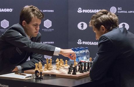 Norský Magnus Carlsen (vlevo) a ruský Sergej Karjakin bhem hry.