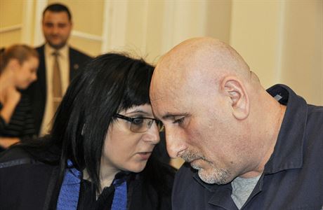 Skender Bojku s jeho advokátkou Klárou Samkovou.