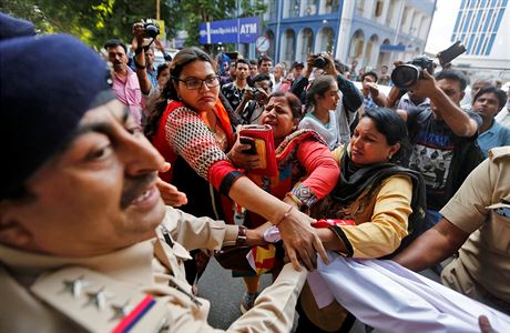 Policie se sna nathnout psku mezi protestujc pznivce indickho kongresu...