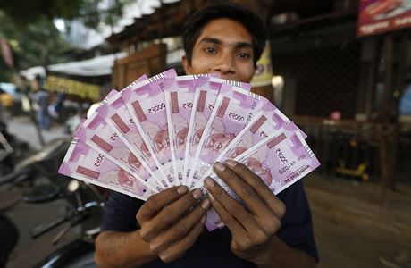 Mu z Ahmadabadu ukazuje vjí nových indických bankovek v hodnot 2000 rupií.