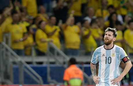 Lionel Messi si zoufá po prohe 0:3 na hiti nejvtího rivala z Brazílie.