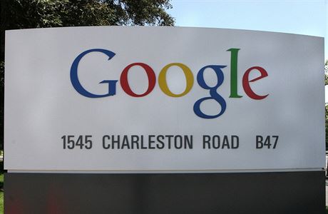 Google. Logo spolenosti u centrály firmy v Silicon Valley.