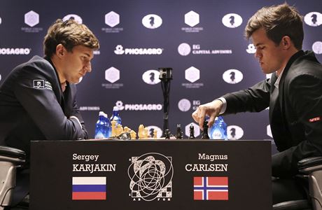 achový velmistr z Norska Magnus Carlsen a jeho soupe Sergej Karjakin z Ruska...