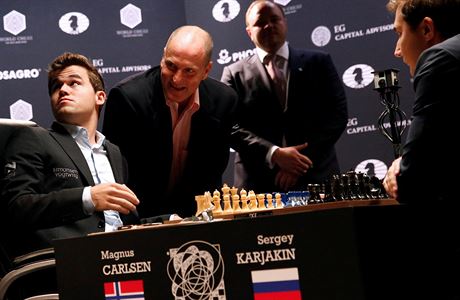 Herec Woody Harrelson pzuje se achisty Carlsenem a Karjakinem.