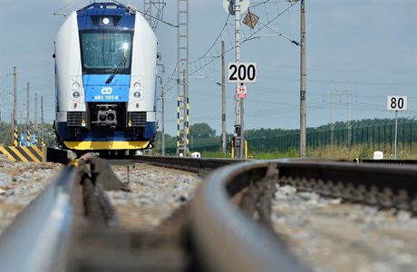 Vlak RegioPanter od kody Transportation na zkuebním okruhu ve Velimi.