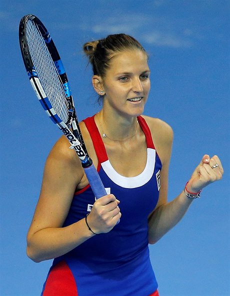 Karolína Plíková slaví vítzství v první dvouhe finále Fed Cupu proti Francii.