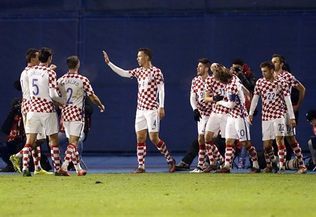 Chorvaté slaví jeden z gól v síti islandského brankáe.