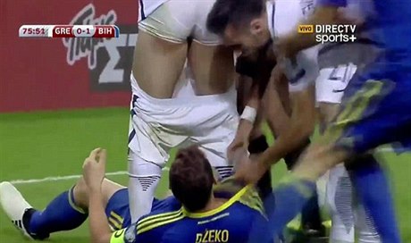 Edin D�eko stáhl soupe�i trenky.