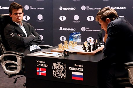 Magnus Carlsen (vlevo) z Norska a Sergej Karjakin z Ruska v souboji o titul...