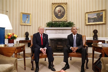 Souasný prezident Barack Obama a jeho nástupce Donald Trump v Oválné pracovn...