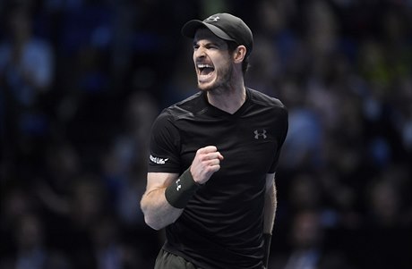 Andy Murray se raduje z triumfu v rekordn dlouhém duelu.