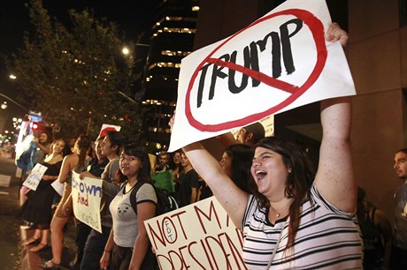 Protesty proti zvolení Trumpa v centru San Diega.