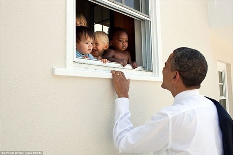 Prezident Obama draví dti ve kolní druin u píleiosti návtvy koly v...