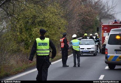 Hasiči a policisté při zásahu u nehody v Horních Počernicích