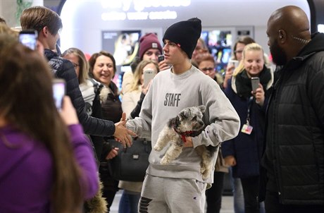 Justina Bieber si podává ruku s fanouky, kteí na nj ekali na letiti...