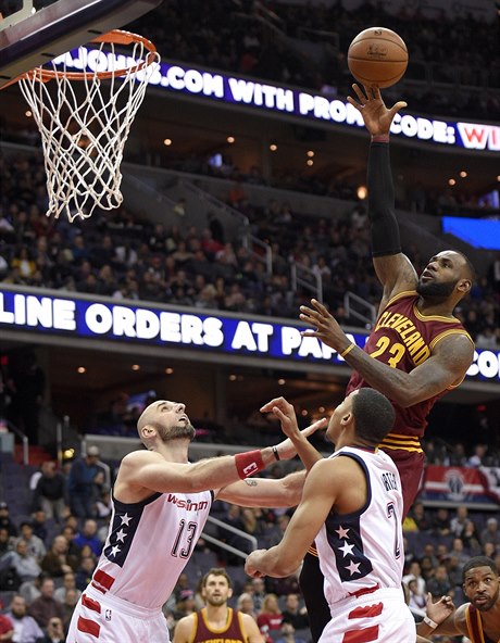 LeBron James (23) v obji proti Washington Wizards.