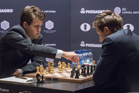 Magnus Carlsen (vlevo) se pepoítal. Risk mu zisk nepinesl a Sergej Karjakin se ujal vedení.