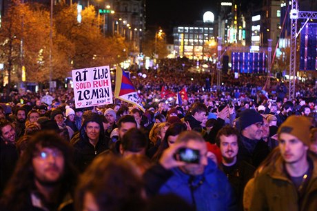 Lidé s budíky a transparenty se shromádili na Václavském námstí.
