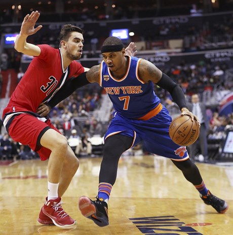 Carmelo Anthony (7) z New York Knicks manévruje okolo Tomáe Satoranského (31).