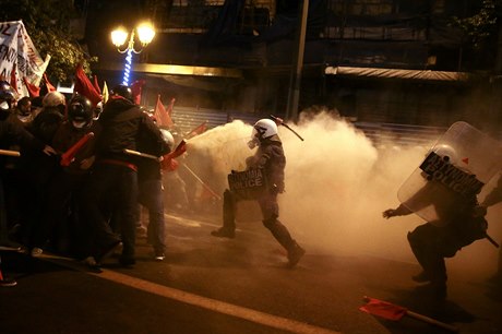 etí levicoví demonstranti se v úterý veer stetli s policisty kvli návtv...