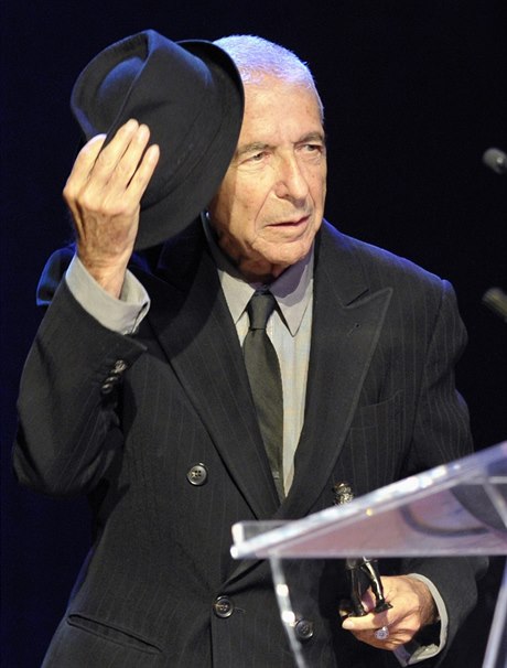 Hudebník, básník, romanopisec a kreslí Leonard Cohen.