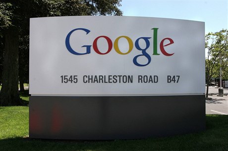 Google. Logo společnosti u centrály firmy v Silicon Valley.