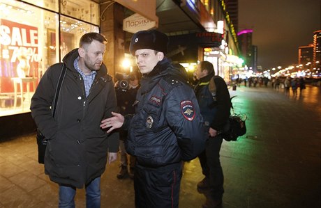 Navalnyj (vlevo) hovoí s policistou krátce ped svým zadrením v roce 2015.