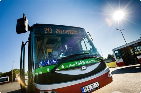 Elektrobus od firem SOR a Cegelec jezdí v Praze na lince 213.