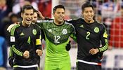 Mexi�t� fotbalist� slav� v�t�zstv� 2:1 nad USA, vlevo autor v�t�zn� branky...