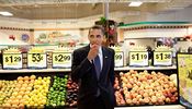 Prezident Obama j nektarinku bhem setkn s obany v supermarketu ve stt...