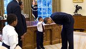 Prezident Obama se skln, aby si syn jednoho z jeho zamstnanc mohl pohladit...