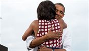 Prezident Obama objm svou enu Michelle po vystoupen pi kampani v Denveru.
