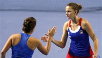 Barbora Strcov (zdy) a Karolna Plkov ve finle Fed Cupu.