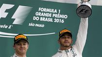 Lewis Hamilton slav triumf pi GP Brazlie, na stupnch vtz mu tlesk tak...