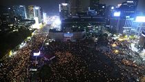 Jihokorejci protestují v ulicích proti současné prezidentce Park Geun-hye....