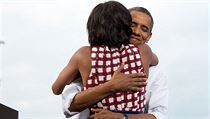 Prezident Obama objm svou enu Michelle po vystoupen pi kampani v Denveru.