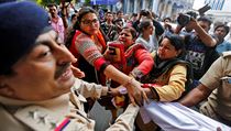 Policie se sna nathnout psku mezi protestujc pznivce indickho kongresu...