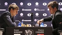 achov velmistr z Norska Magnus Carlsen a jeho soupe Sergej Karjakin z Ruska...