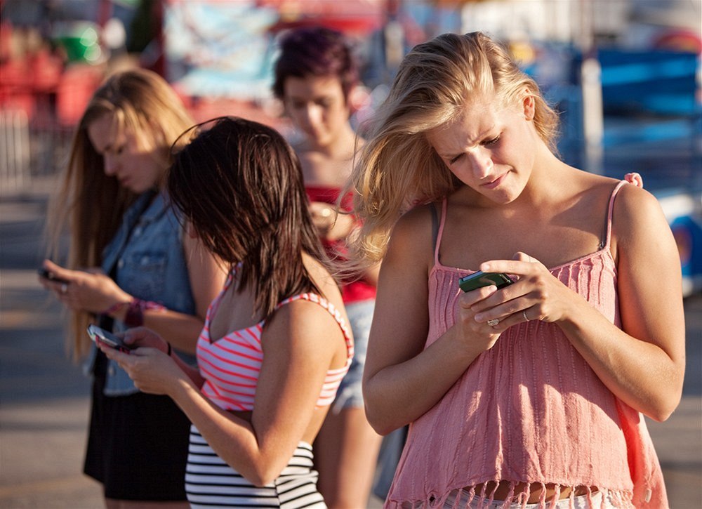 Nadm�rné pou�ívání telefon� (ilustra�ní foto)
