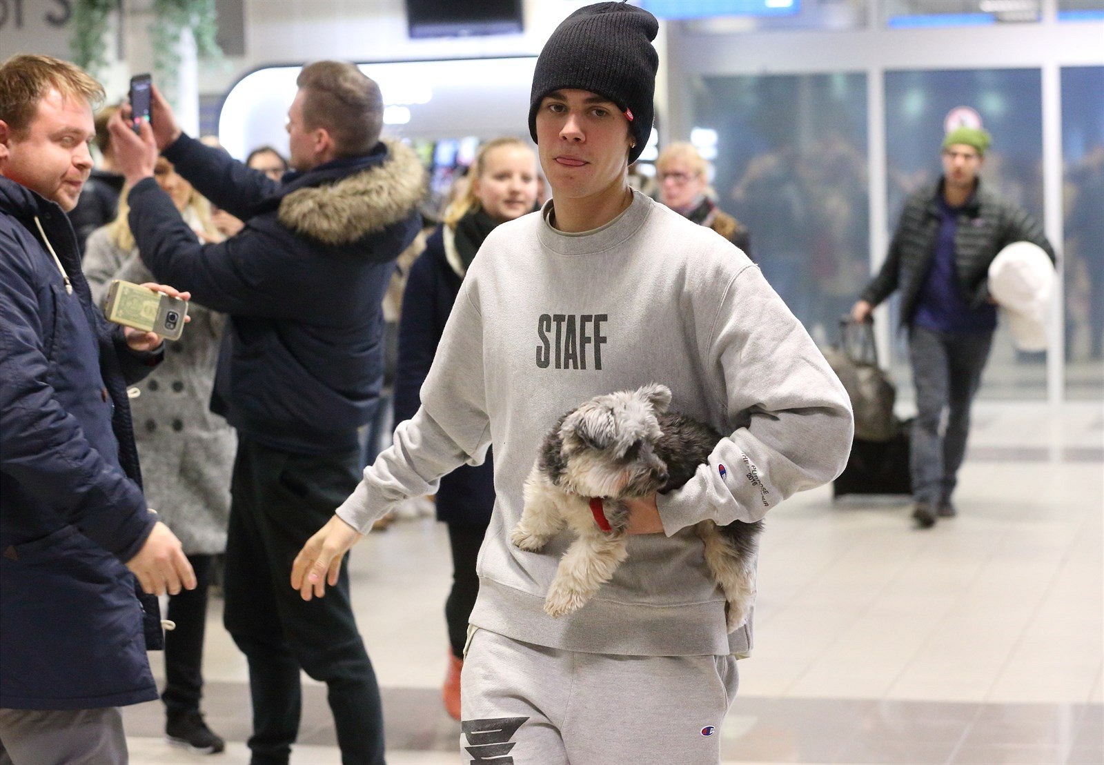 Justin Bieber do Prahy p�ilet�l se svým psem.