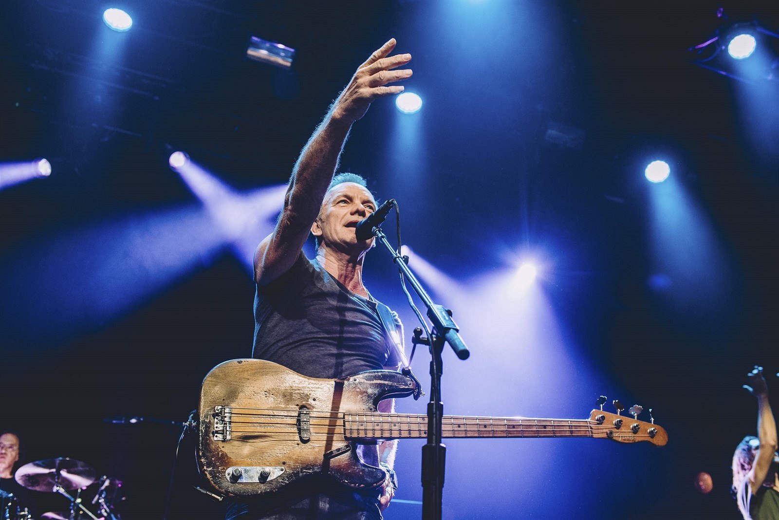 P�i znovuotev�ení klubu Bataclan v Pa�í�i zazpíval Sting.